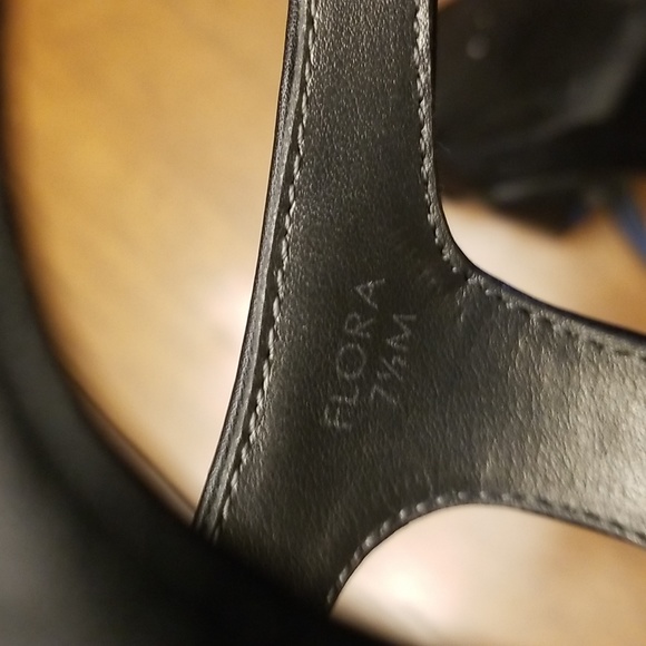 Tahari black leather heeled sandals. Size 7.5 - Picture 8 of 9